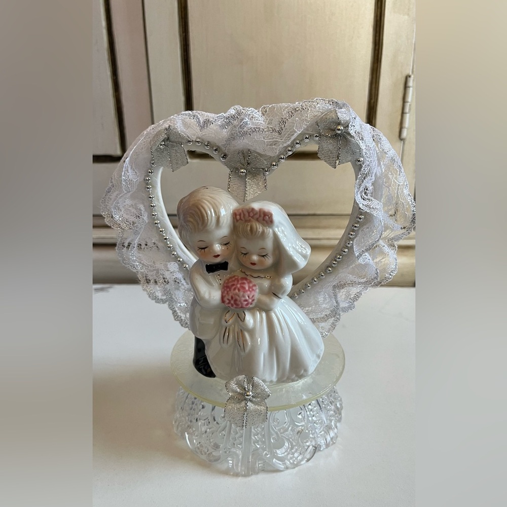 Vintage Glossy Ceramic Bride & Groom Wedding Cake Topper Lace Ribbon heart